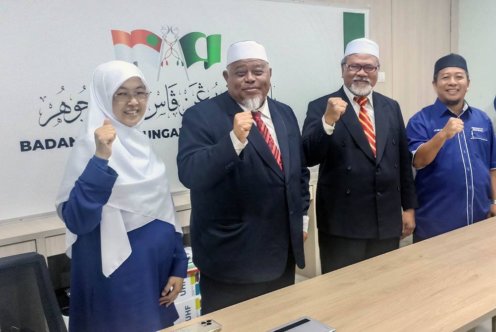 Dari kanan: Zanariyah, Abdullah, Abdul Karim dan Mohd Nazari pada sidang akhbar di Pejabat Pas Johor pada Rabu.