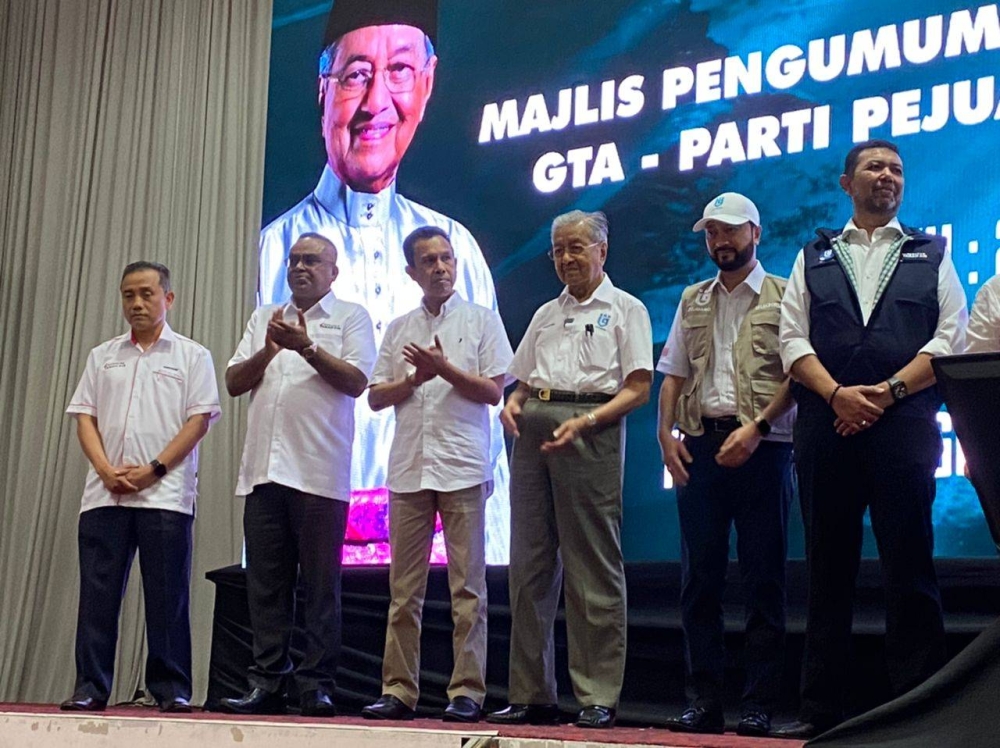 Dr Mahathir (tiga dari kanan) pada Majlis Pengumuman Calon PRU15 GTA-Pejuang di Pusat Konvensyen Bangi pada Rabu.