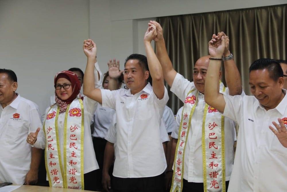 Peter (tengah) bersama dua calon yang mewakili KDM pada sidang akhbar di Ibu Pejabat KDM, Penampang.