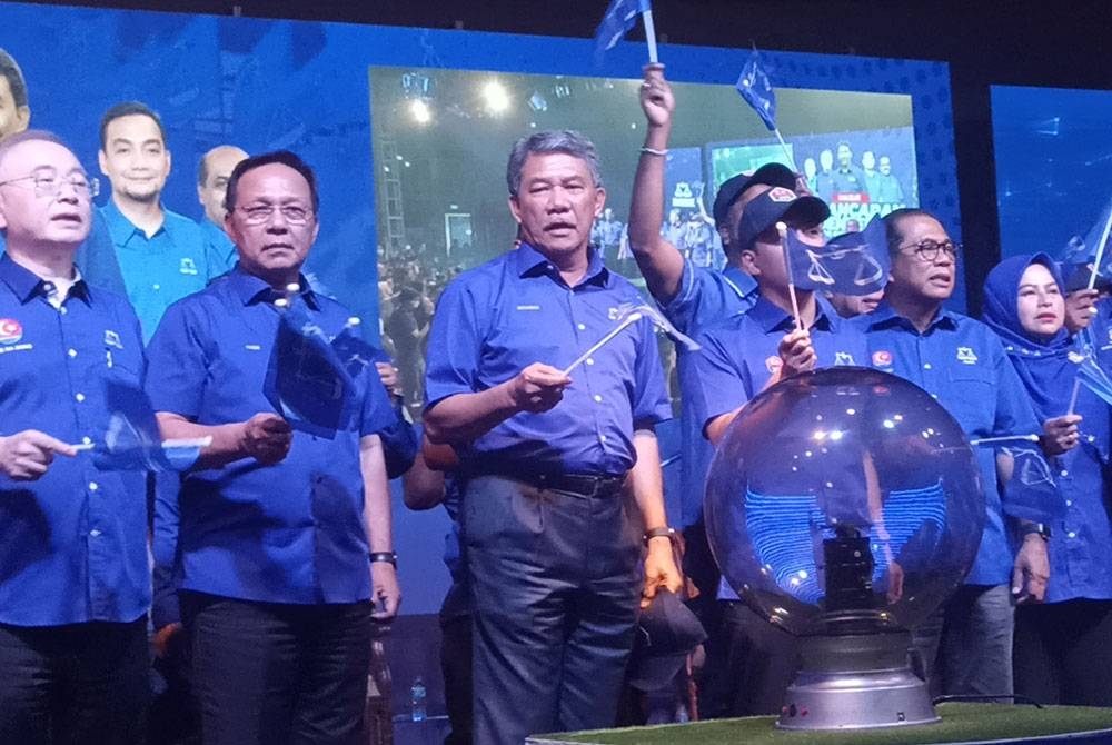 Mohamad ( dua dari kiri) melancarkan jentera BN Johor di Educity Indoor Arena pada Rabu.