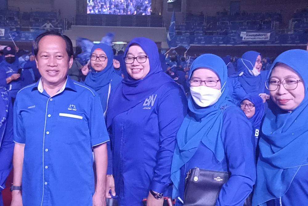 Ahmad (dua dari kiri) hadir Majlis Pelancaran Jentera BN Johor di Educity Indoor Arena Iskandar Puteri pada Rabu.