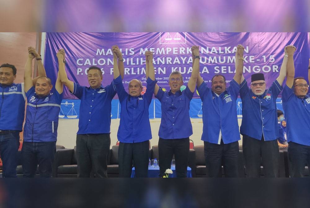 Tengku Zafrul (empat kanan) bersama kepimpinan BN Kuala Selangor pada Majlis Pengumuman Calon BN Parlimen Kuala Selangor pada Rabu.