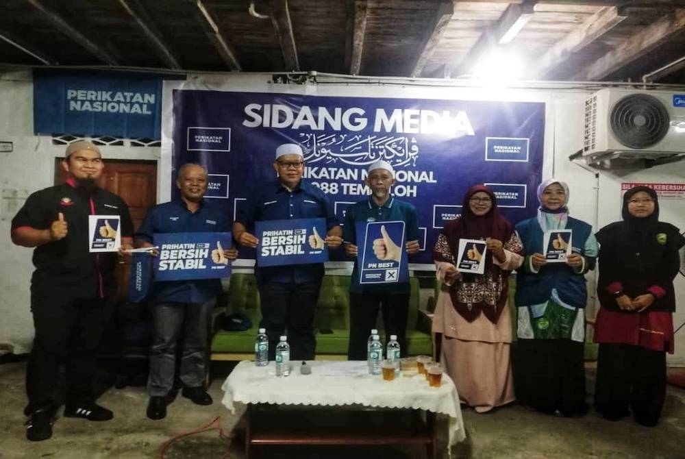 Hassanudin(tiga dari kiri) bersama Salamiah (tiga dari kanan) Hasan (empat dari kanan) dan Mohd Yusof(dua dari kiri) selepas majlis pengumuman calon PRU15 di Parlimen Temerloh.