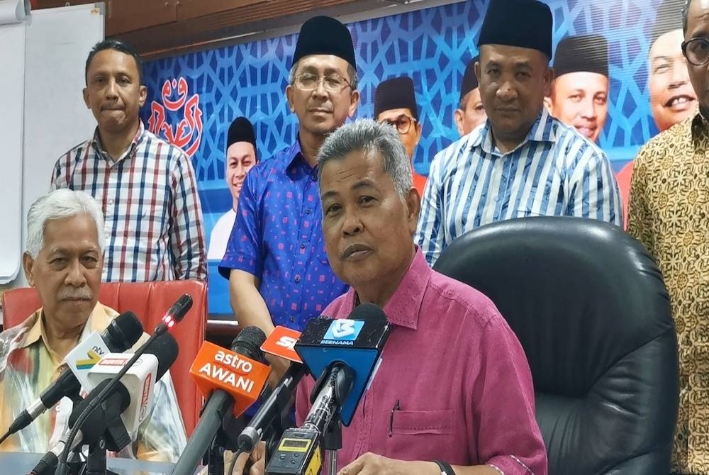 Ahmad Said ketika sidang akhbar selepas menyampaikan watikah pencalonan kepada tujuh calon BN bagi kerusi Parlimen di Pejabat UMNO Negeri Terengganu, di Kuala Terengganu, pada Khamis.