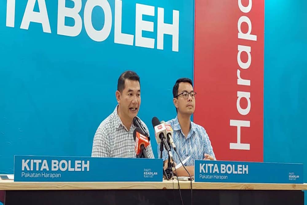 Rafizi (kiri) dan Chean Chung ketika sidang akhbar di Ibu Pejabat PKR di Petaling Jaya pada Khamis.