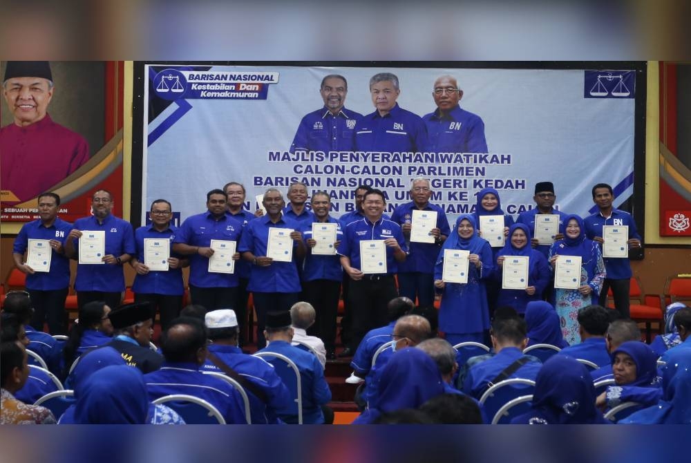 Jamil Khir (enam dari kiri) bersama 15 calon BN selepas menyerahkan watikah calon untuk bertanding pada PRU15.