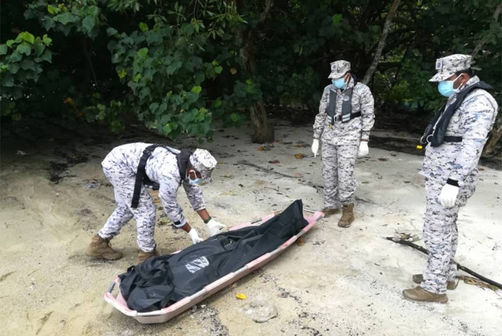 Anggota Maritim Malaysia mengangkat mayat lelaki yang ditemui terdampar di Pantai Pulau Jerejak.