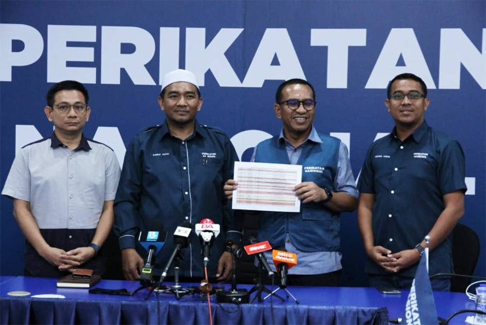 Zainol Fadzi menunjukkan senarai calon yang akan bertanding di 59 kerusi DUN dan 24 Parlimen di Perak.