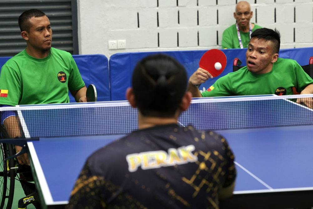 Bazli (kiri) dan Haziq merangkul emas Para Sukma dalam acara ping pong berkerusi roda kelas 1-3 (kategori kecacatan fizikal) di Bukit Jalil pada Khamis. - Foto Bernama