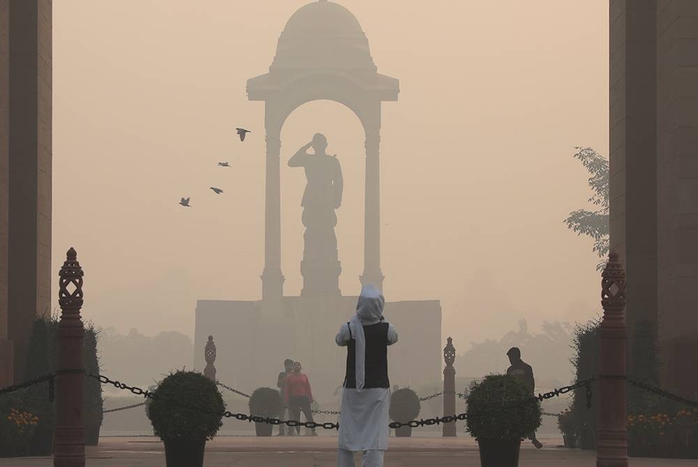 Tahap pencemaran udara di kawasan ibu kota India, Delhi pada Khamis semakin teruk. - Foto EPA