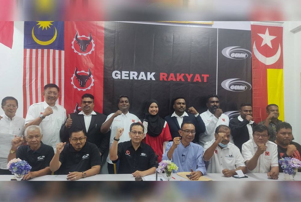 Ahmad Jufliz (depan, empat dari kanan) bersama barisan calon-calon PRM yang akan bertanding dalam PRU15.