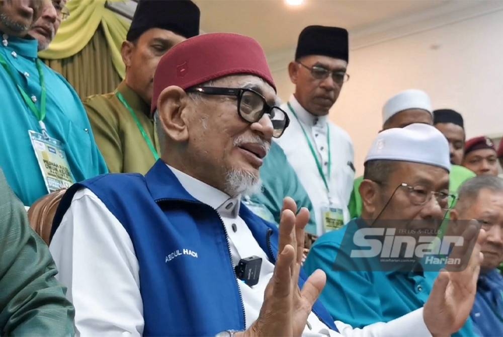 Abdul Hadi ketika sidang akhbar selepas Majlis Pengisytiharan Calon Pas Terengganu pada PRU15 di Dewan Tok Guru, Rusila di Marang pada malam Khamis.