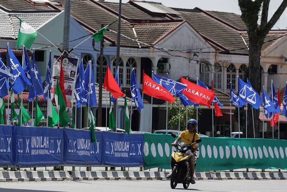 Perang bendera menjelang PRU15 sudah bermula dengan deretan bendera parti bertanding. - Foto Bernama.