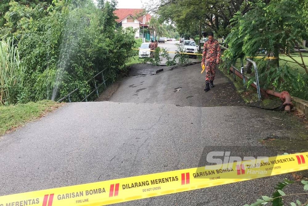 Angota bomba meninjau lokasi runtuhan dan sudah memasang pita pelekat supaya orang ramai tidak melalui kawasan berkenaan.