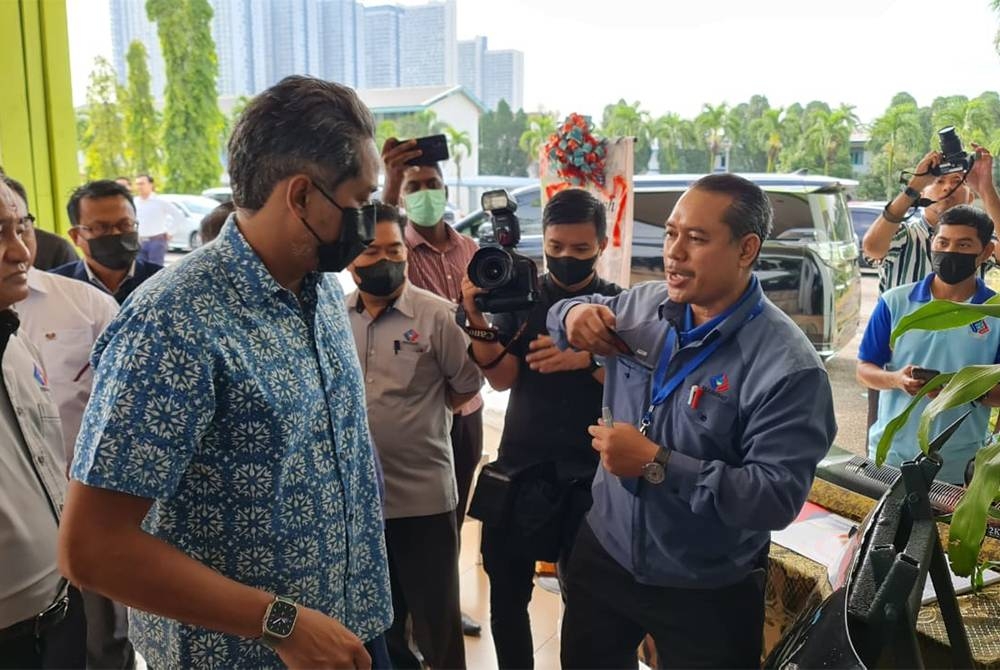 Khairy ketika hadir pada Program Kesedaran Gelombang Covid-19 di Kompleks PERHEBAT Sungai Buloh di sini pada Jumaat.