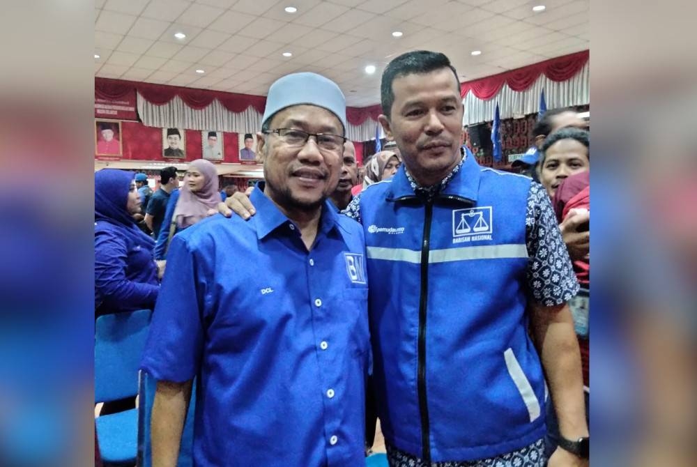 Che Abdullah (kiri) selepas Majlis Penyampaian Watikah Kepada Calon BN pada Jumaat.