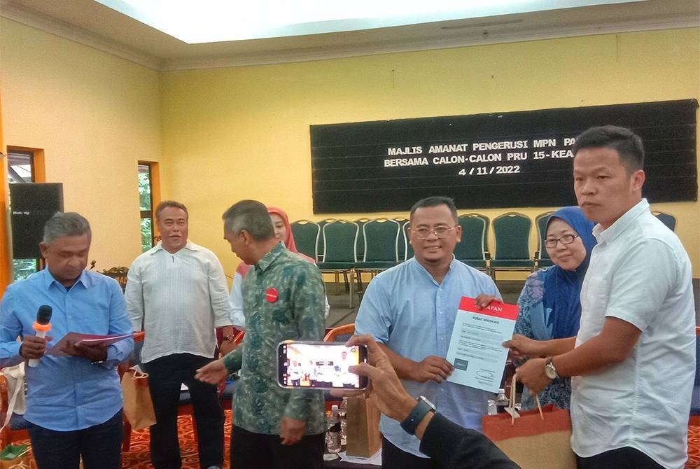 Amirudin (tiga dari kanan) menyampaikan watikah calon DUN Pahang di Temerloh pada Jumaat.