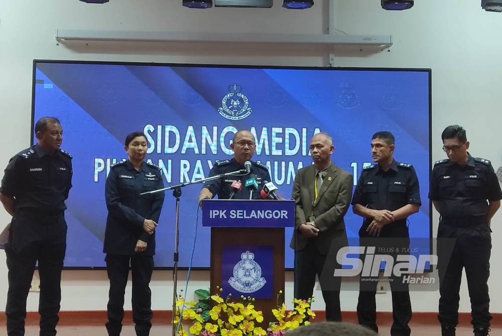 Arjunaidi (tengah) dalam sidang akhbar IPK Selangor sempena PRU15 pada Jumaat.