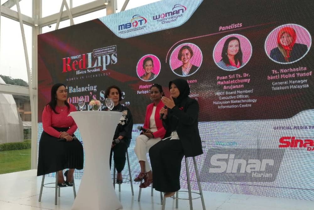 Panelis terdiri wanita profesional yang diundang pada sesi MBOT Red Lips Hi-Tea di Boathouse di sini pada Jumaat.