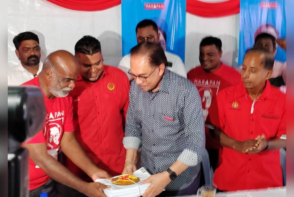 Anwar menerima sebanyak 480 borang keahlian PKR selepas lapan cawangan MIC dibubarkan serta-merta di Tambun pada program Penyertaan Bekas Ahli MIC dan Ramah Mesra Masyarakat India di Ulu Kinta.