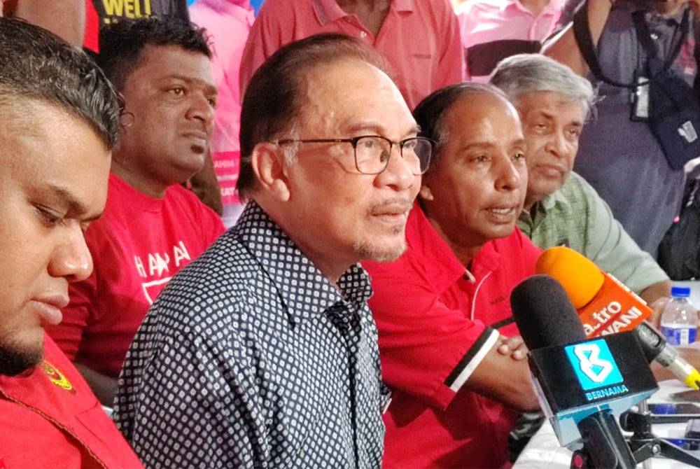 Anwar (dua dari kiri) ketika sidang akhbar di Ulu Kinta pada Jumaat.