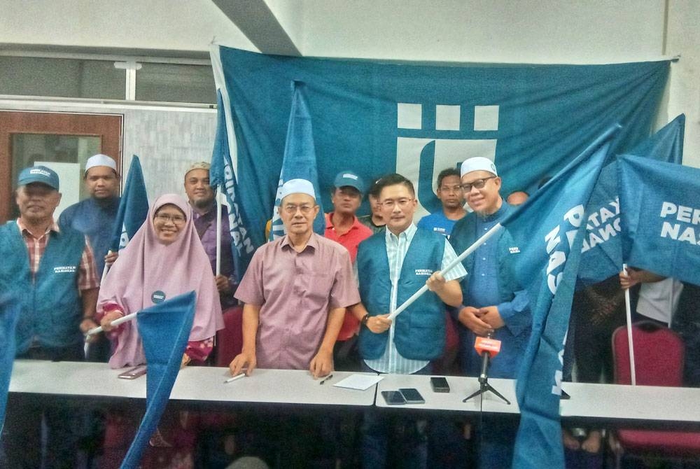 Rofaie (dua dari kanan) bersama Hassanuddin (kanan) dan Yusof ketika sidang akhbar di Temerloh pada Jumaat.