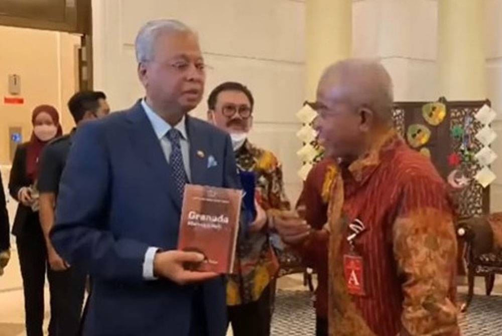 Asro Kamal (kanan) sewaktu bersama Ismail Sabri dalam satu pertemuan pada Mei lalu. - Foto Tangkap layar daripada video Asro Kamal