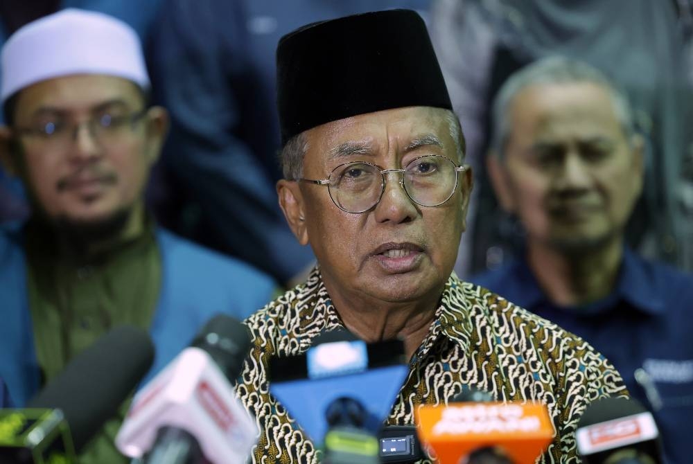 Ismail ketika temu ramah bersama pengamal media pada sidang media selepas Majlis Program Karnival Memperkasa Ekonomi Komuniti Keluarga Malaysia Peringkat Daerah Maran 2022 di Dewan Arena Yang Amat Mulia Tengku Muda Pahang malam Jumaat. - Foto Bernama 