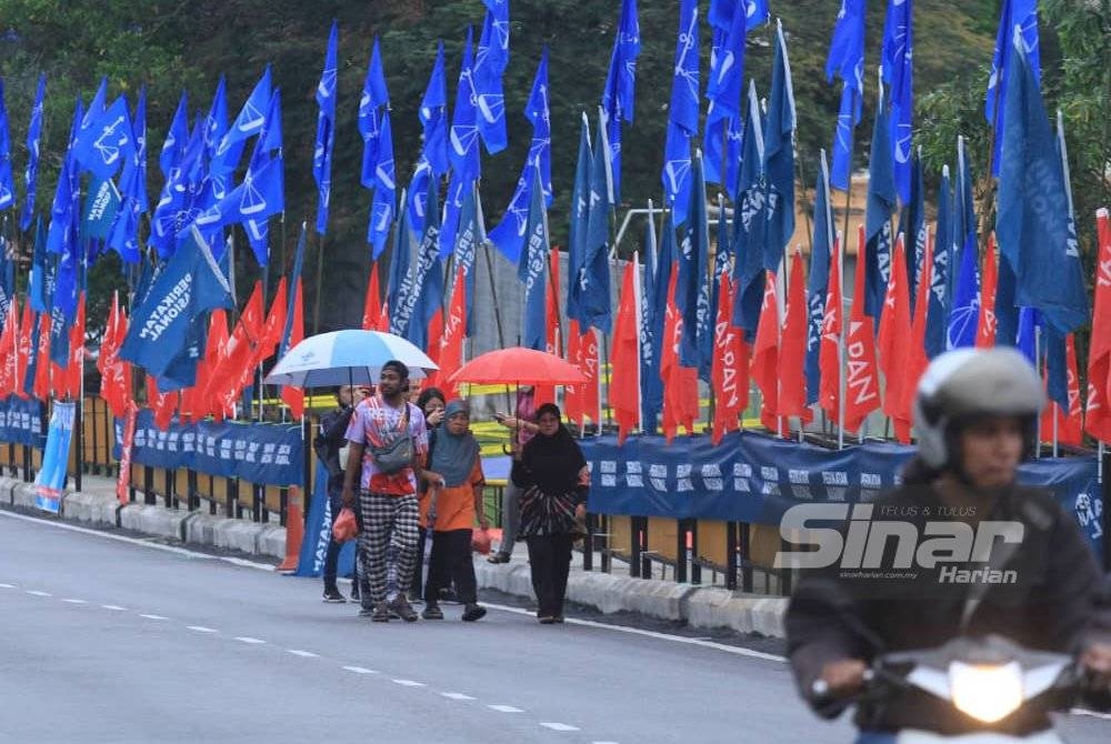 Sepasukan anggota polis membuat kawalan ketat berhampiran Pusat Penamaan Calon di Institut Latihan Perindustrian Ipoh bagi memastikan tiada penyokong tidak melepasi halangan ditetapkan. -Foto ROSLI TALIB