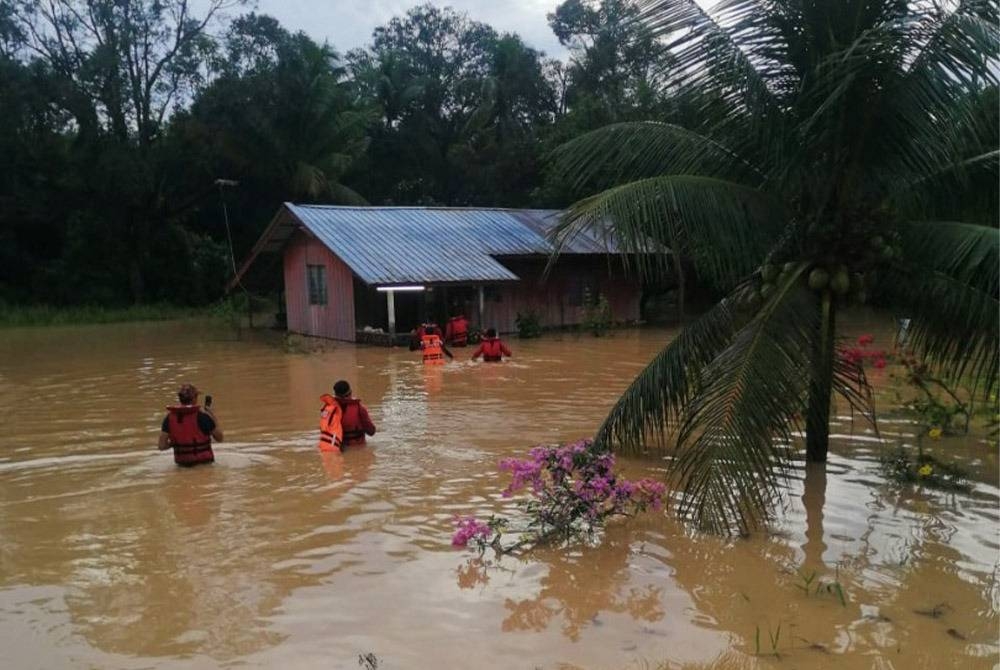 Keadaan banjir kilat melanda sembilan kampung di Taiping dan Batu Kurau mengakibatjan 274 mangsa dipindahkan ke PPS. - Foto JBPM Perak