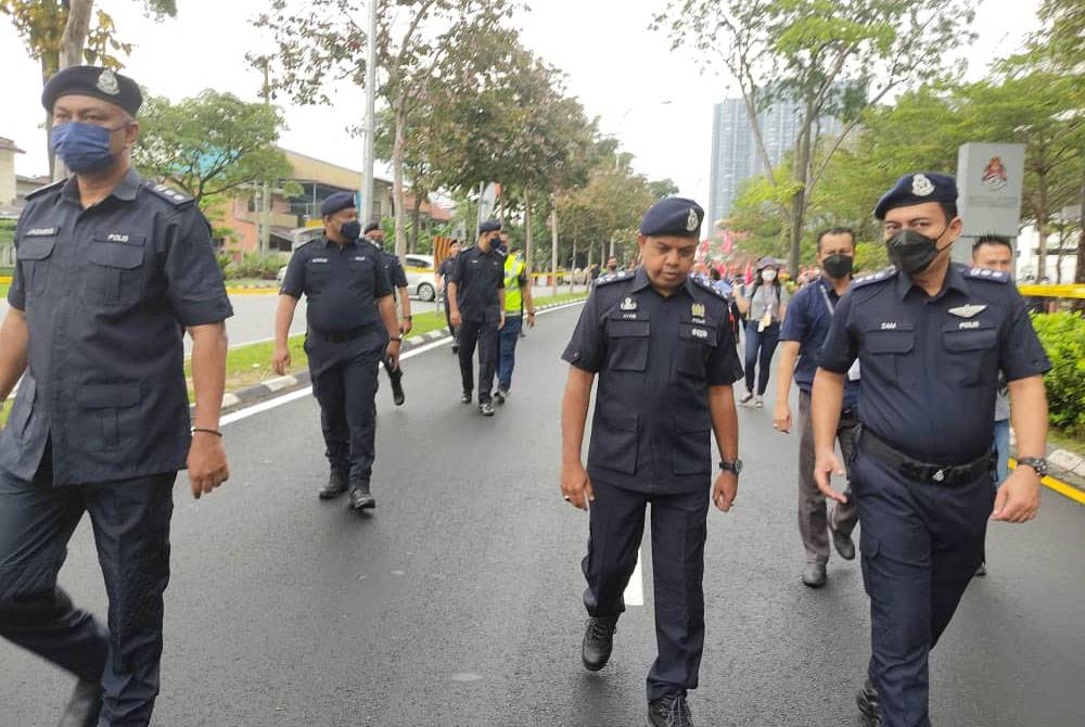 Ayob Khan hadir melawat pusat penamaan calon PRU15 di Bandar Tun Razak di sini, pada Sabtu.