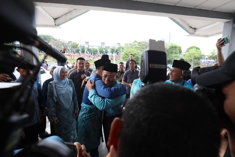 Amirudin bersama Mohamed Azmin saling bersapa dan berpelukan ketika ditemui di Pusat Penamaan Calon di Dewan SMK Sungai Pusu di sini.