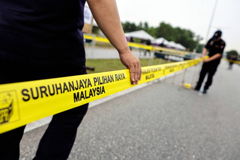 Suasana di sekitar Pusat Penamaan Calon PRU15 Parlimen P111 Kota Raja, di Dewan MBSA Kemuning Utama hari ini. - Foto Bernama
