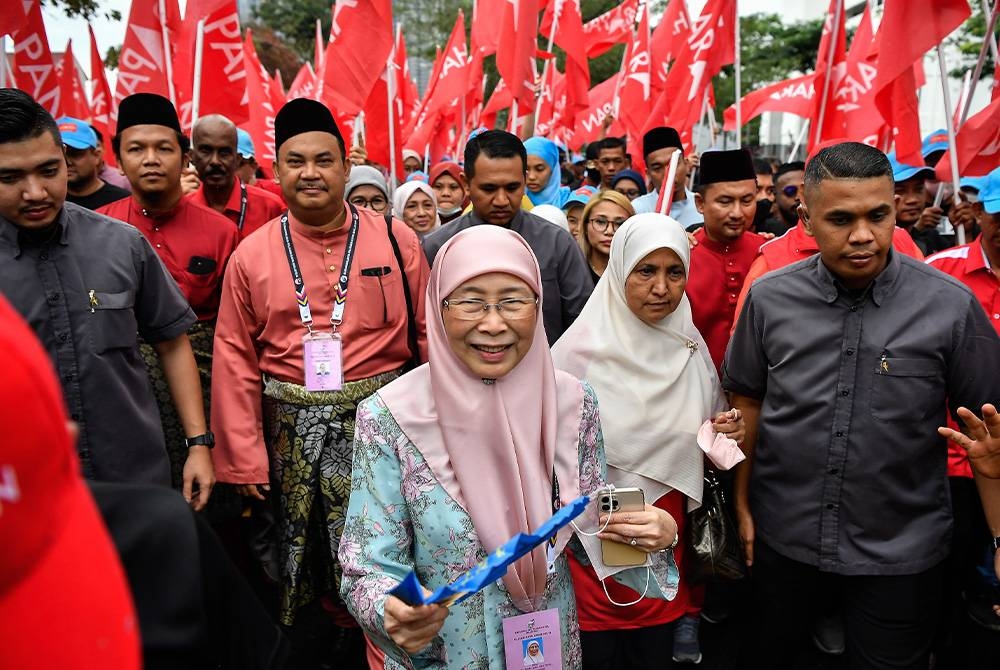 Wan Azizah (tengah) berarak bersama penyokong menuju ke Pusat Penamaan Calon Parlimen P124 Bandar Tun Razak di Institut Latihan Dewan Bandaraya Kuala Lumpur sempena PRU15. - Foto Bernama