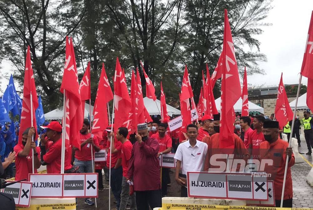 Penyokong PH yang hadir memberikan sokongan di pusat penamaan calon di Wisma Belia pada Sabtu.