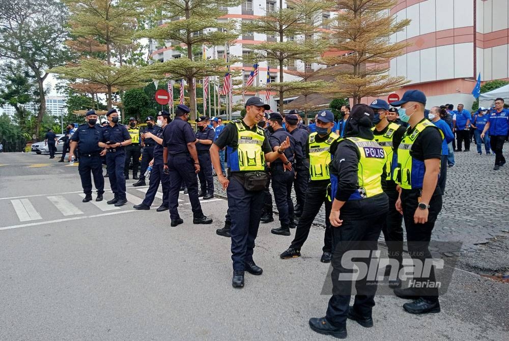 Sebahagian anggota polis yang bertugas bagi memastikan proses penamaan calon berjalan lancar bagi Parlimen Klang di Dewan Hamzah, MPK pada Sabtu.