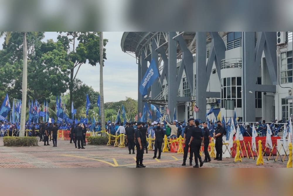 Gelagat penyokong parti yang tiba di pusat penamaan calon di pekarangan Stadium Tertutup Kuala Selangor pada Sabtu.