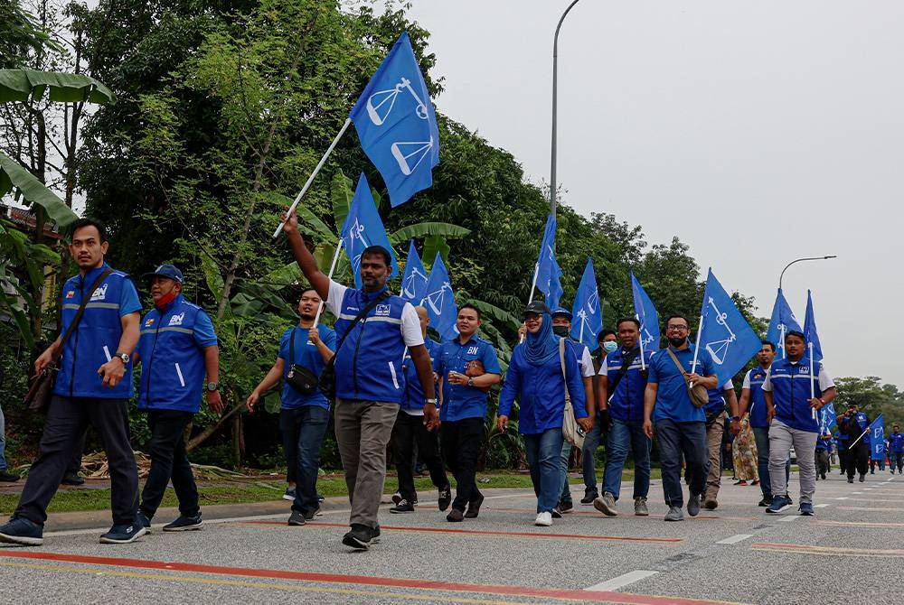 Para penyokong BN yang membawa sepanduk parti mula berarak menuju ke Pusat Penamaan Calon Parlimen P107 Sungai Buloh sempena PRU15 hari ini. Foto Bernama