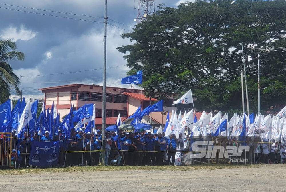 Suasana sekitar pusat penamaan calon di Dewan Masyarakat Semporna dipenuhi dengan bendera biru dan putih daripada GRS-BN dan Warisan.