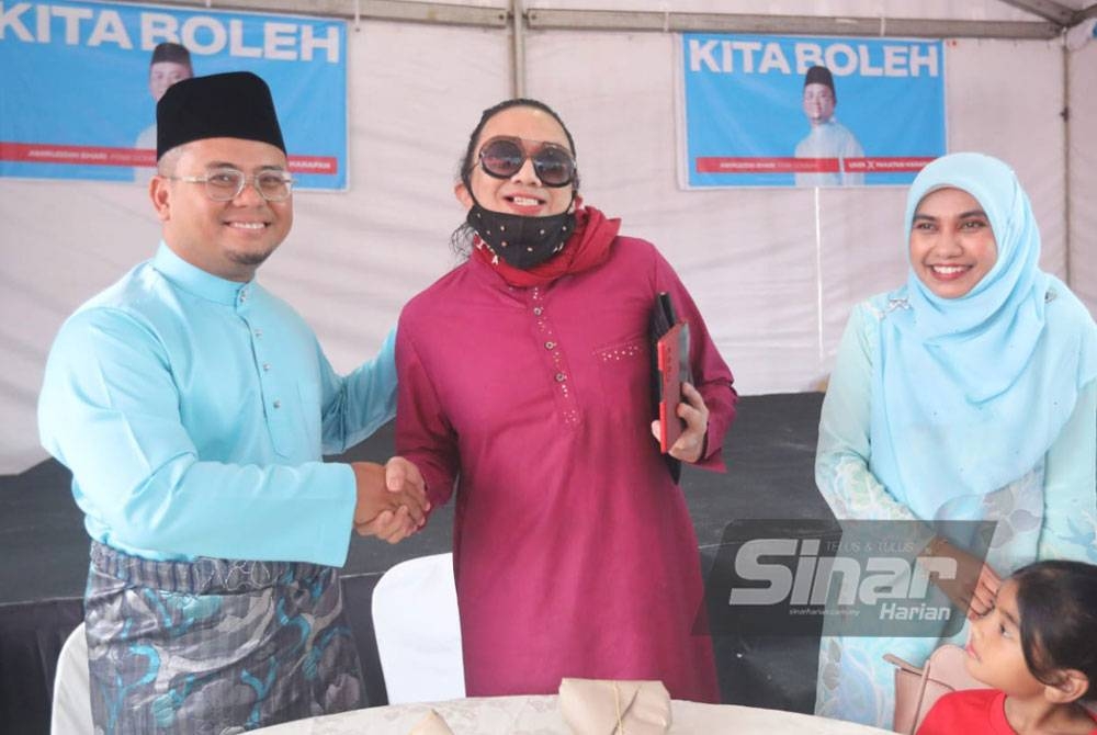 Azwan (tengah) turut bergambar bersama calon PH, Datuk Seri Amirudin Shari pada Sabtu.