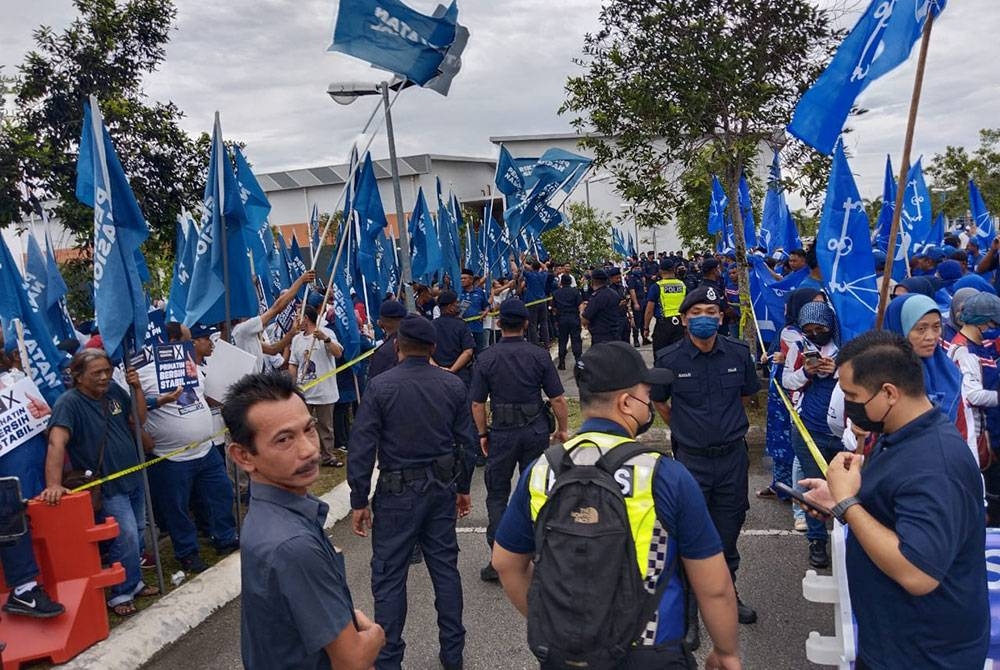 Penyokong BN dan PN hadir memberi sokongan kepada calon mereka di pusat penamaan calon.