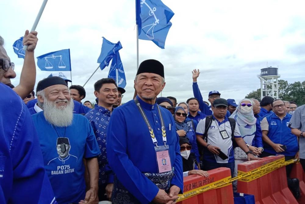 Ahmad Zahid bersama penyokongnya yang hadir di pusat penamaan calon di Sekolah Menengah Sains Bagan Datuk pada Sabtu.