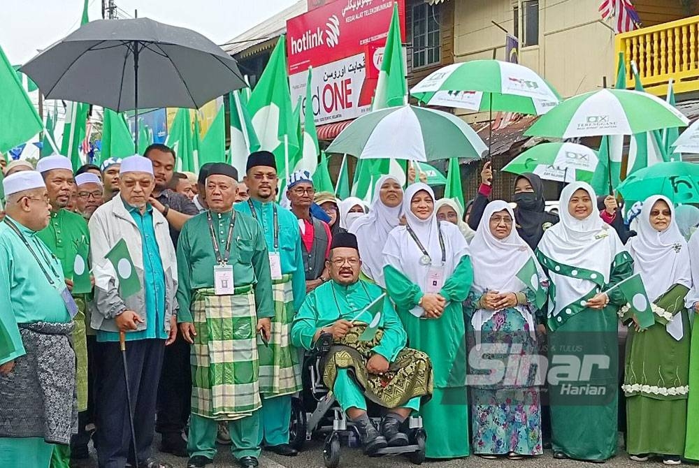 Ahmad (tiga dari kiri) hadir sama menyertai jentera PN Tumpat memberi sokongan pada Mumtaz di pusat penamaan calon di Pejabat Tanah dan Jajahan Tumpat pada Sabtu.