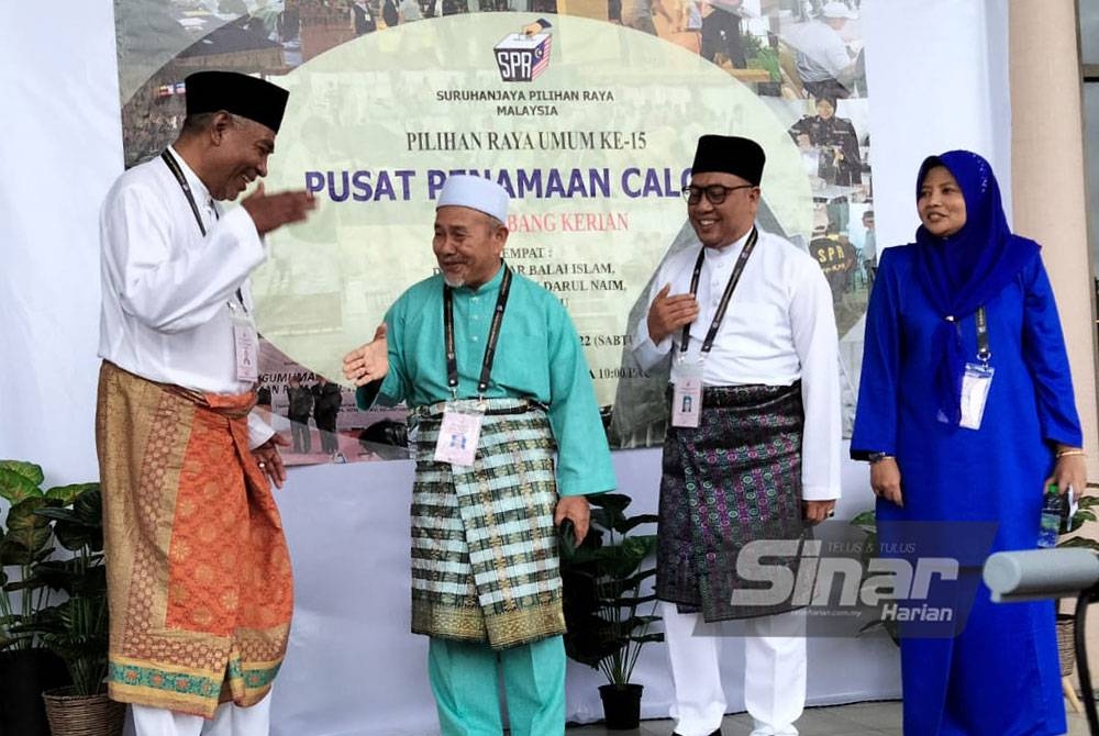 Tuan Ibrahim (dua dari kiri) bersalam dengan Dr Wan Ahmad Kamil disaksikan Mohamad Rizal dan Nurul Amal.