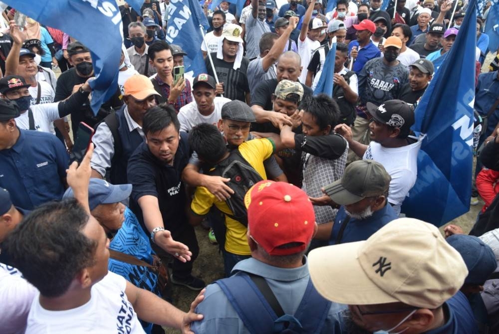 Ronald (tengah) disambut penyokong PN ketika penamaan calon di Dewan Serbagunan Majlis Daerah Beluran pada Sabtu.