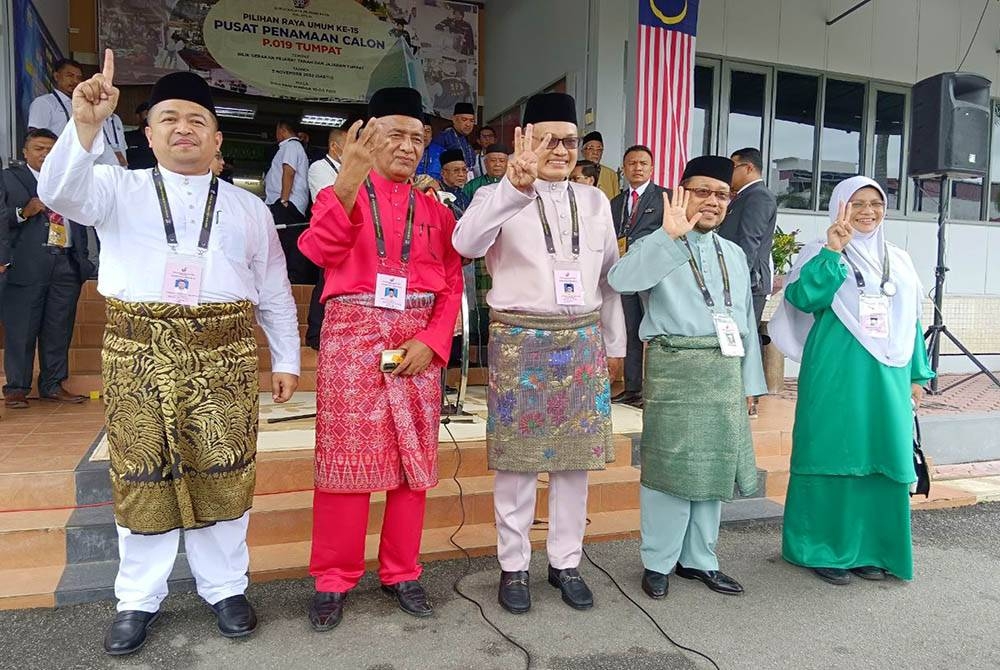 Che Abdullah (dua dari kanan) bersama Mumtaz (kanan) serta (dari kiri) Khairul Azuan, Wan Johari dan Che Muhammad Aseri diumumkan sebagai calon Parlimen Tumpat PRU15 di pusat penamaan calon Pejabat Tanah dan Jajahan Tumpat pada Sabtu.