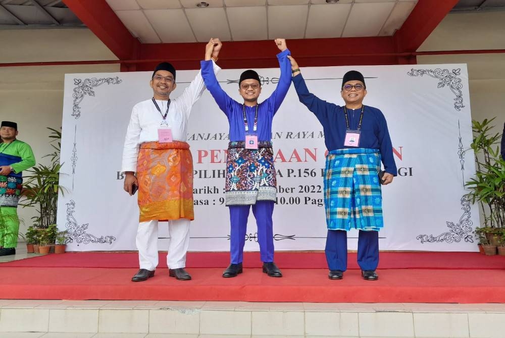 Mohamed Khaled (kanan) bersama Onn Jaafar (tengah) dan Mohamad Ridhwan di Pusat Penamaan Calon di Dewan Jubli Intan, Kota Tinggi pada Sabtu.