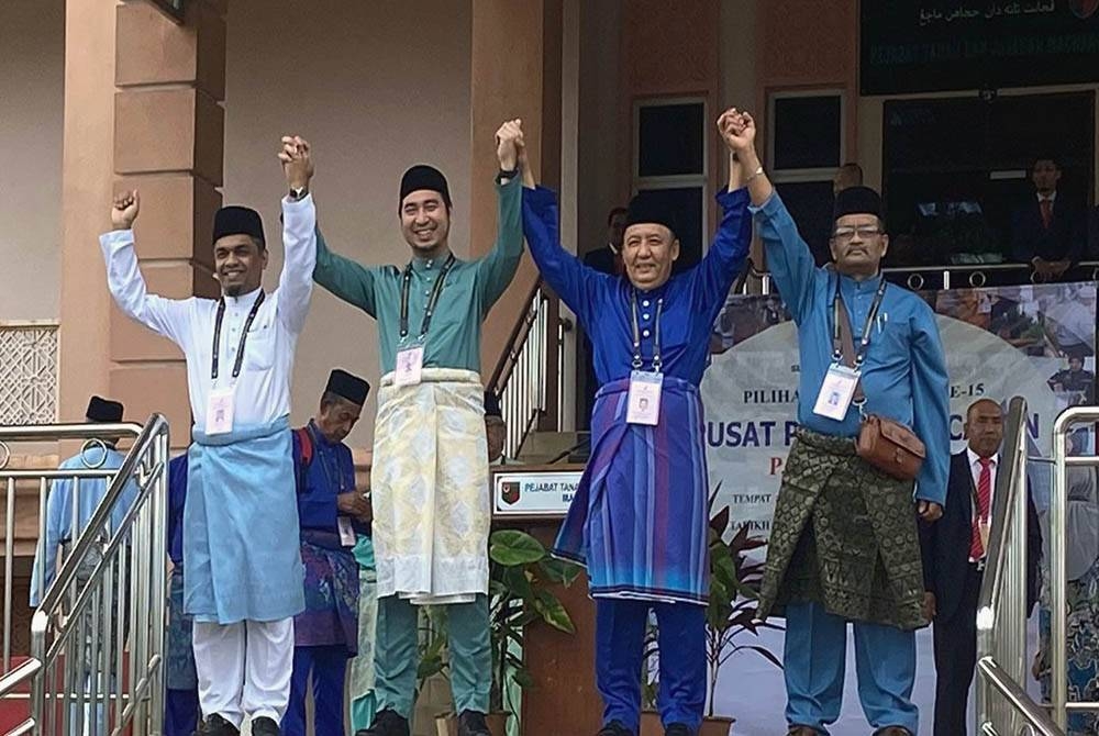 Ahmad Jazlan (dua dari kanan) bergambar bersama calon-calon bertanding bagi Parlimen Machang di Pusat Penamaan Calon, Pejabat Tanah dan Jajahan Machang.