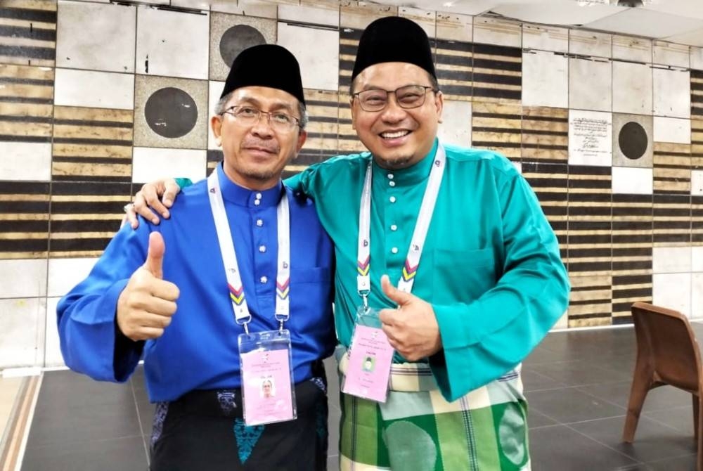 Mohd Zubir (kiri) dan Ahmad Amzad ketika ditemui di pusat penamaan calon di Stadium Negeri Terengganu, Kuala Terengganu pada Sabtu.