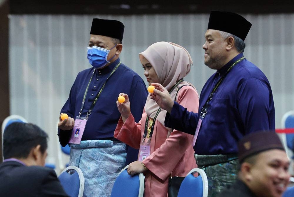 Shahidan (kiri) bersama pesaingnya Rozabil (kanan) dan Fathin Amelina mencabut nombor giliran di Pusat Penamaan Calon Politeknik Tuanku Syed Sirajuddin selepas mengemukakan kertas penamaan calon sempena Pilihan Raya Umum ke-15 pada Sabtu. - Foto Bernama